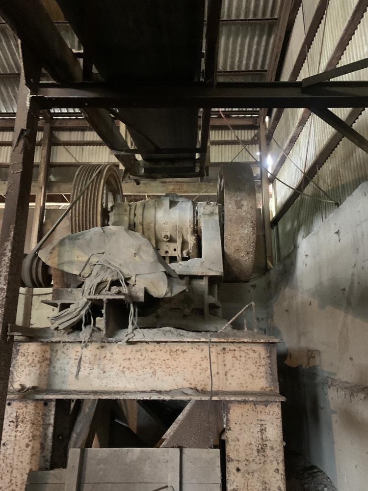 中古の国内製破砕機の写真