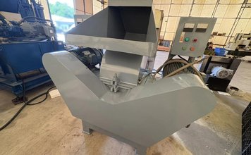 中古の国内製粉砕機の写真